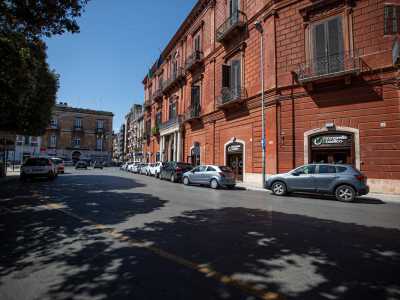 Altro particolare sono le due diverse facciate che si mostrano sulla piazza divise da un corpo di fabbrica angolare